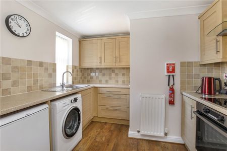 This one bedroom furnished enclosed end of terraced property offers all that is required for comfortable modern life including additional office. It is ideally situated in a quiet residential area, just off the very popular Bishopthorpe Road. - Photo 5