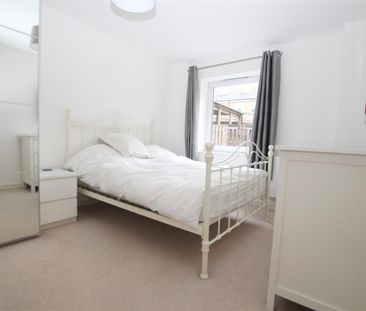 2 bedroom Flat to let - Photo 2