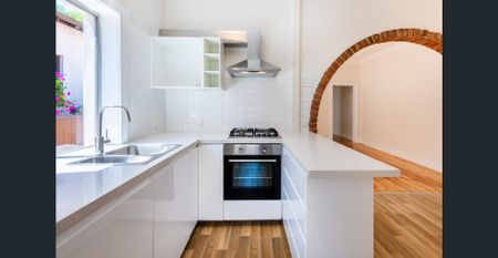 Three Bedroom Semi Minutes to Bondi Beach! - Photo 3