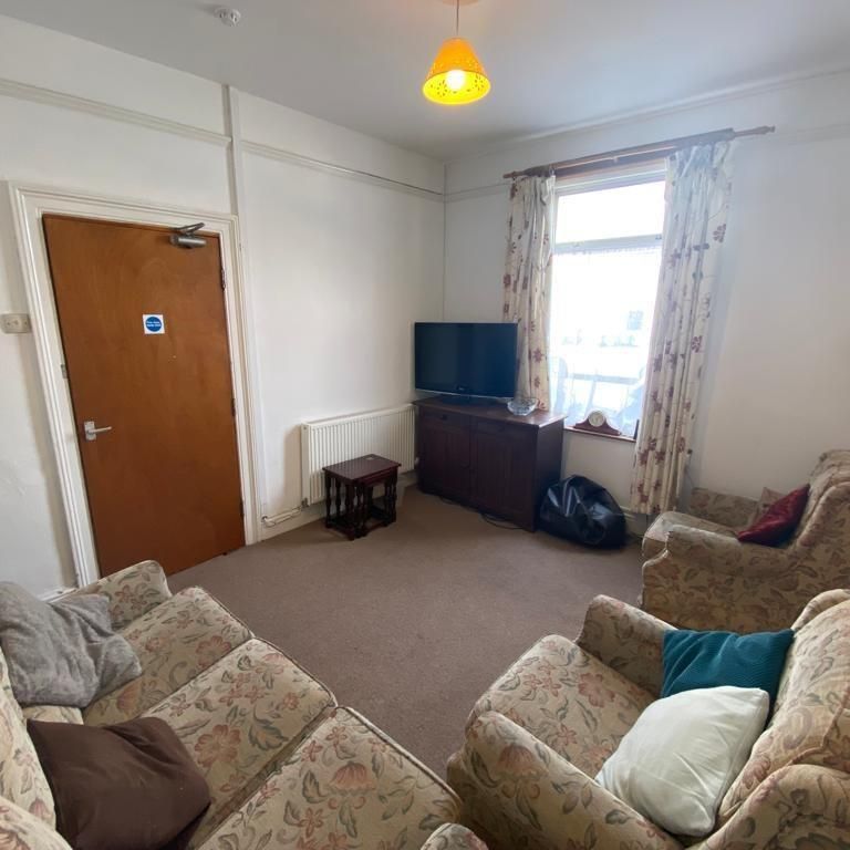 6 bedroom house to rent - Photo 1