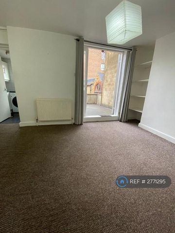 4 bedroom flat to rent - Photo 2