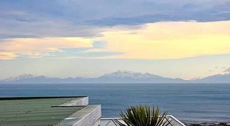 Warm, dry, amazing views and a great backyard - Photo 3