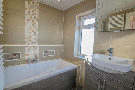 3 bedroom end of terrace house to rent - Photo 2