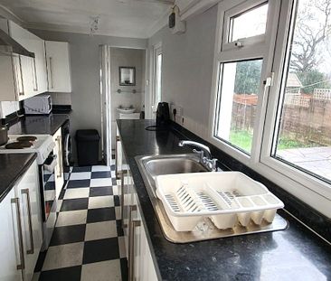 £1,400 PCM, Spacious Four Bedroom House with Off-Road Parking and L... - Photo 6