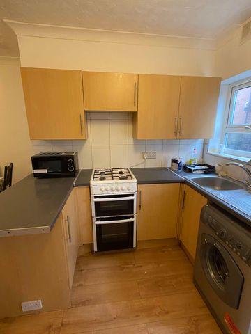 Newly refurbished professional house share near Highfield Room 2 - Photo 5