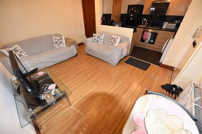 2 bedroom House in Harold Mount, Leeds - Photo 3