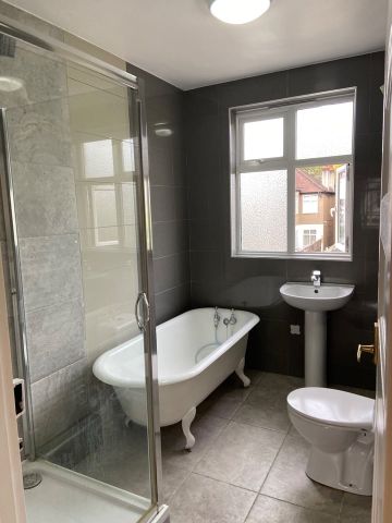 3 Bed Terraced House, Sandringham Avenue, SW20 - Photo 3