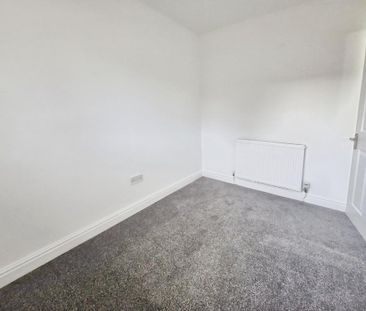 2 bedroom end of terrace house to rent - Photo 3