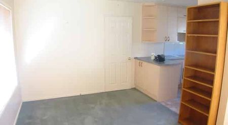 *** TIDY THREE BEDROOM HOUSE *** - Photo 3