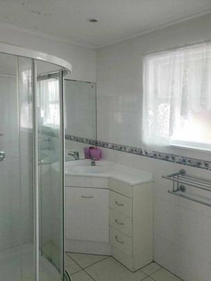 Large fully fenced family home - Photo 1