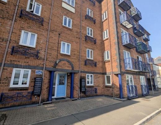 2 bedroom ground floor flat to rent - Photo 1