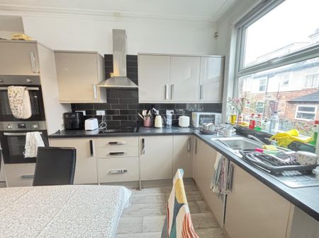 34 Walmsley Road, Leeds, LS6 1NG - Photo 4