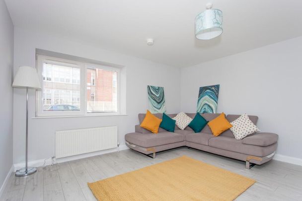 Apartment 7, 62a Templemore Avenue, Albertbridge Road / Newtownards Road, Belfast, BT5 4FT - Photo 1