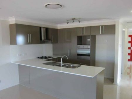 Modern 3-Bedroom Home with Double Garage & Spacious Living - Photo 5