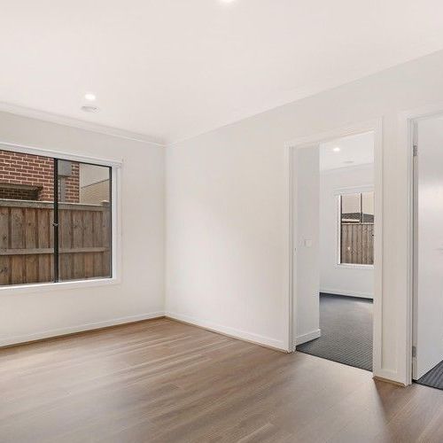 Immaculate and Near New Spacious Family Home in Prime Location - Photo 1