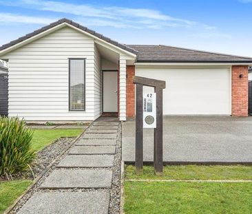 Discover your perfect home in the heart of Chartwell, one of Hamilt... - Photo 1