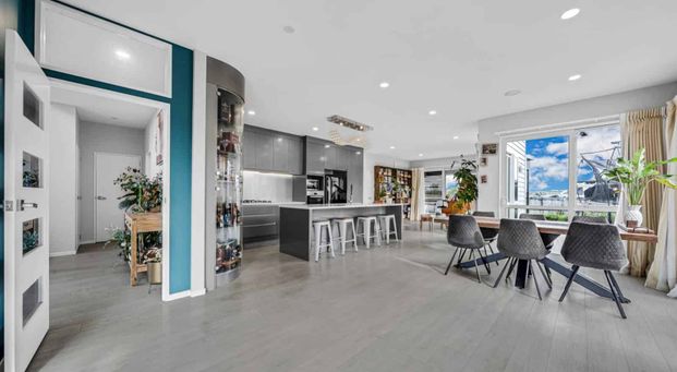 5 Bedroom Family Stunner! - Photo 1