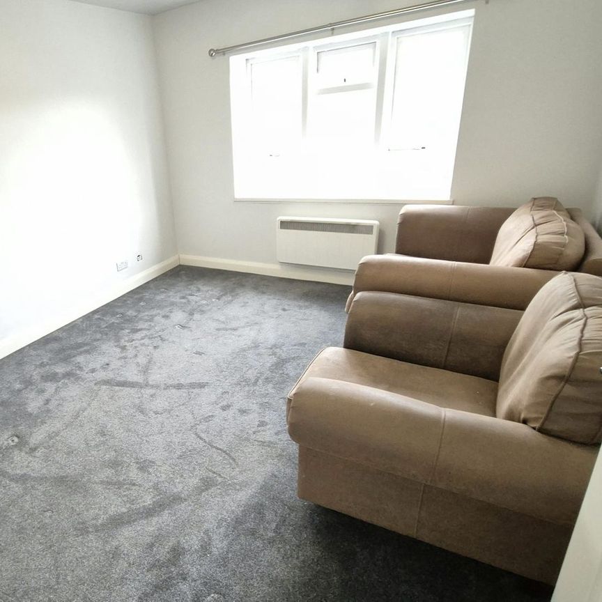 Flat to rent on - Photo 1