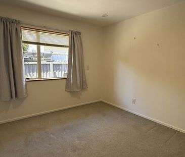 Private 3 bedroom family home – gardener included! - Photo 3