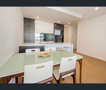 2 Bedroom + Study – Walk to Beach, Cafés & Light Rail - Photo 2