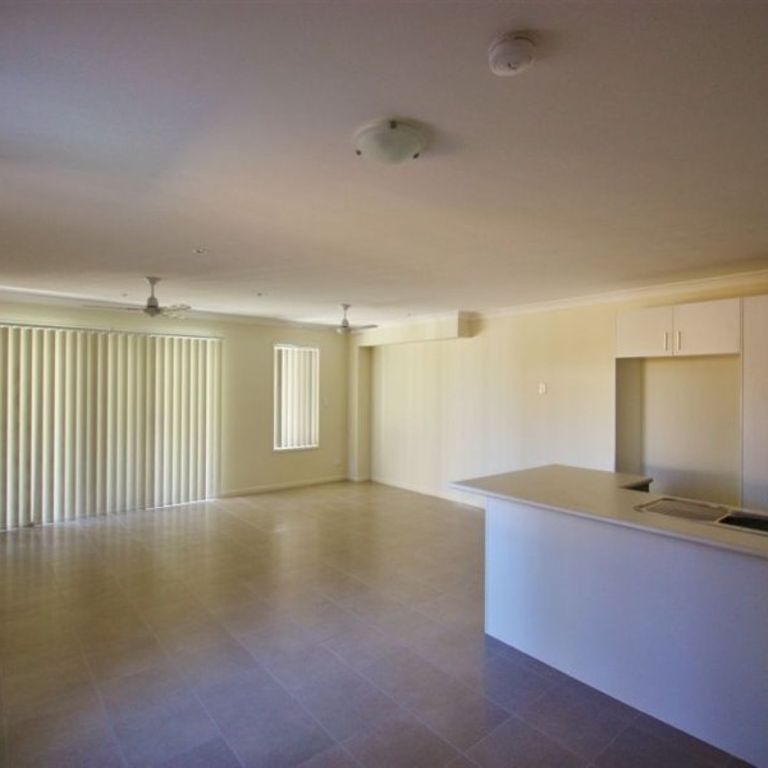 Spacious Townhome + Air Con + Ensuite + Yard!!! - Photo 1