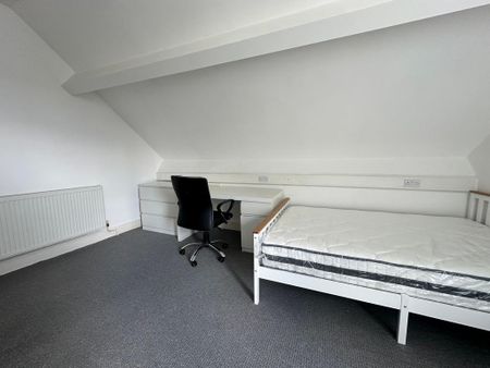 3 bedroom flat to rent - Photo 3