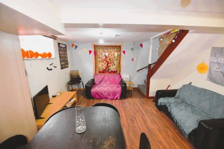 4 bedroom House in Harold Mount, Leeds - Photo 2