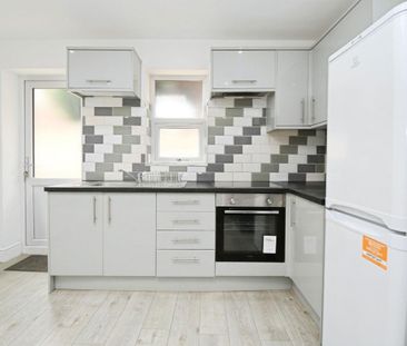 St. Johns Road, Isleworth, TW7 - Photo 4