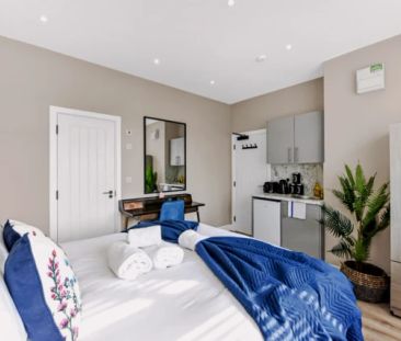 The Hub Studio – Solo Comfort, Shared Style - Photo 1