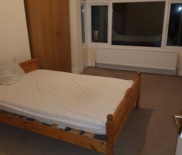 3 Bed Maisonette, Eastcote Road, HA2 - Photo 4