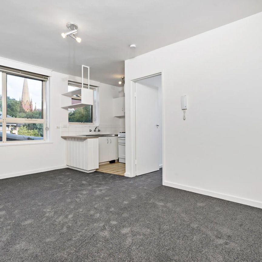 Light and Spacious One Bedroom! - Photo 1