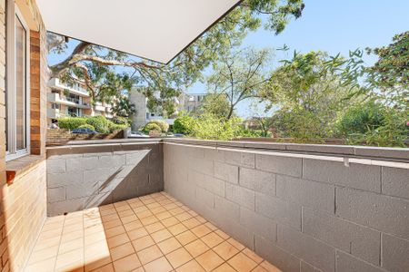 Freshly Updated Two Bedroom Apartment in Coveted Mosman Street - Photo 2