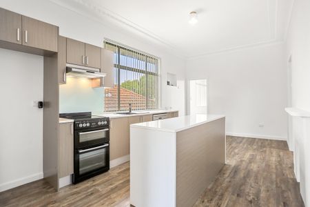 Exquisite 3 Bedroom Duplex with Granny Suite - Photo 4