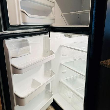 Condo 4 et 1/2 a louer . Sainte Marthe sur le lac. 1250 PC. 1650$ par moi. semi meublé. - Photo 4