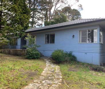 1950's Cottage on double block, walk to town - Photo 1