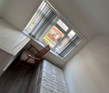 Room in a Shared House, Amberton Crescent, LS8 - Photo 2
