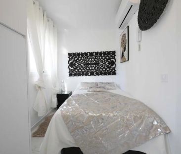 Room in a shared 16-bedroom apartment for rent in Puerta del Ángel. - Foto 1