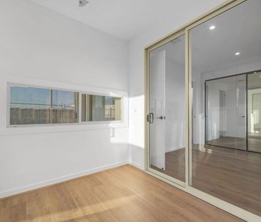 Brand New House With 2 Private En-suites! - Photo 2