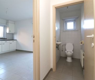 Woning met 2 slpk, terras, autostaanplaats onder de carport - Photo 2