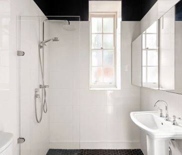 Recently Renovated Art Deco One-Bedroom Apartment - Photo 6