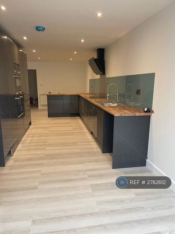 1 bedroom in a flat share to rent - Photo 4