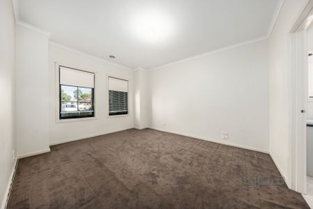 4 BEDROOM FAMILY HOME - Photo 5