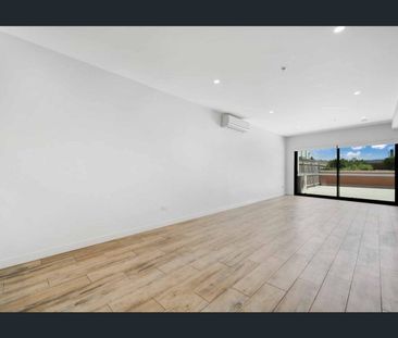 Open & Bright with an Extra Large Courtyard! - Photo 2