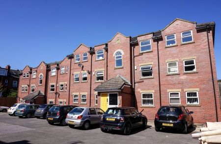 3 Bedrooms Headingley Rise - Photo 3