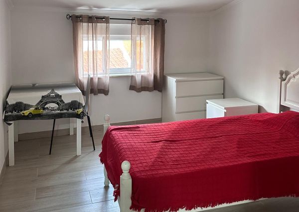Quarto em zona central da Pontinha