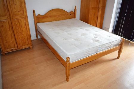 4 bedroom semi-detached house to rent - Photo 5