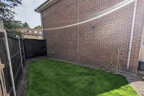 3 bedroom end of terrace house to rent - Photo 1