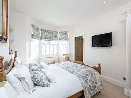 A fantastic four bedroom family house with a 31ft garden in Earlsfield. - Photo 4