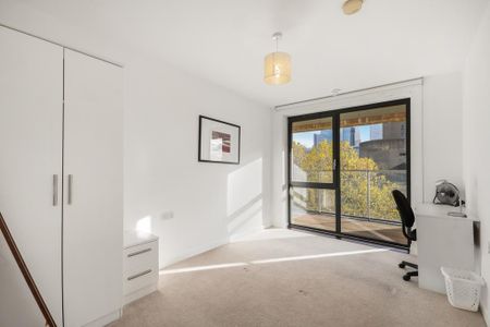 3 bedroom flat to rent - Photo 4