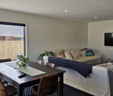 Modern Easy Care Home - Photo 2